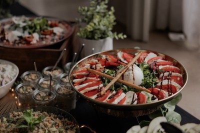 Assortiment de sauces variées dans des bols avec étiquettes, disposées sur une table sombre.
