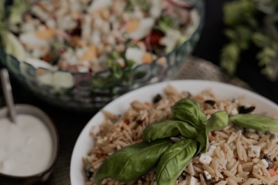 Assortiment de sauces variées dans des bols avec étiquettes, disposées sur une table sombre.
