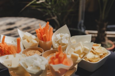 Assortiment de sauces variées dans des bols avec étiquettes, disposées sur une table sombre.