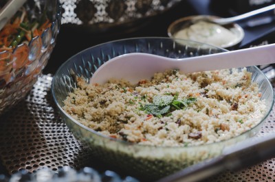 Assortiment de sauces variées dans des bols avec étiquettes, disposées sur une table sombre.
