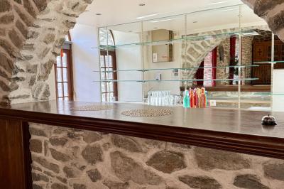 Château en pierre entouré d'arbres et de pelouses bien entretenues, avec un drapeau au sommet de la tour.