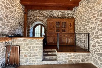 Château en pierre entouré d'arbres et de pelouses bien entretenues, avec un drapeau au sommet de la tour.