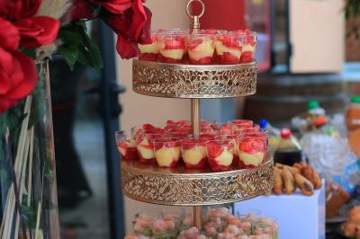 Miniature Traiteur Décines-Charpieu (Rhône) - Les Saveurs de Anna Traiteur #2 Assortiment de samoussas et verrines sucrées disposés sur une table lors d'un événement en intérieur.