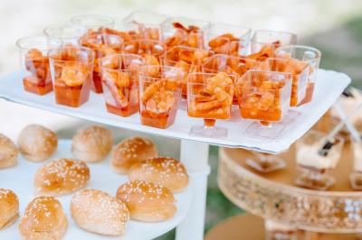 Miniature Traiteur Décines-Charpieu (Rhône) - Les Saveurs de Anna Traiteur #3 Assortiment de samoussas et verrines sucrées disposés sur une table lors d'un événement en intérieur.