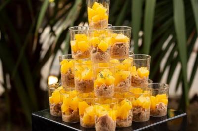 Miniature Traiteur Décines-Charpieu (Rhône) - Les Saveurs de Anna Traiteur #5 Assortiment de samoussas et verrines sucrées disposés sur une table lors d'un événement en intérieur.