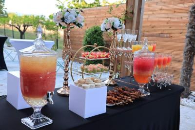 Miniature Traiteur Décines-Charpieu (Rhône) - Les Saveurs de Anna Traiteur #4 Assortiment de samoussas et verrines sucrées disposés sur une table lors d'un événement en intérieur.