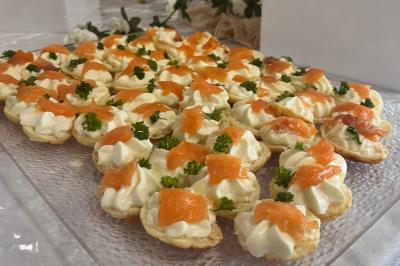 Miniature Traiteur Décines-Charpieu (Rhône) - Les Saveurs de Anna Traiteur #8 Assortiment de samoussas et verrines sucrées disposés sur une table lors d'un événement en intérieur.