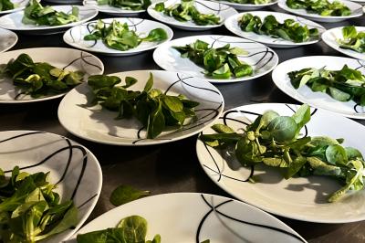 Miniature Traiteur Décines-Charpieu (Rhône) - Les Saveurs de Anna Traiteur #11 Assortiment de samoussas et verrines sucrées disposés sur une table lors d'un événement en intérieur.