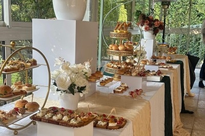 Miniature Traiteur Décines-Charpieu (Rhône) - Les Saveurs de Anna Traiteur #12 Assortiment de samoussas et verrines sucrées disposés sur une table lors d'un événement en intérieur.