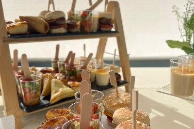 Miniature Traiteur Décines-Charpieu (Rhône) - Les Saveurs de Anna Traiteur #18 Assortiment de samoussas et verrines sucrées disposés sur une table lors d'un événement en intérieur.