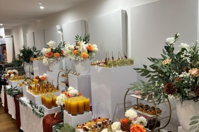 Miniature Traiteur Décines-Charpieu (Rhône) - Les Saveurs de Anna Traiteur #21 Assortiment de samoussas et verrines sucrées disposés sur une table lors d'un événement en intérieur.