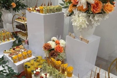 Miniature Traiteur Décines-Charpieu (Rhône) - Les Saveurs de Anna Traiteur #30 Assortiment de samoussas et verrines sucrées disposés sur une table lors d'un événement en intérieur.