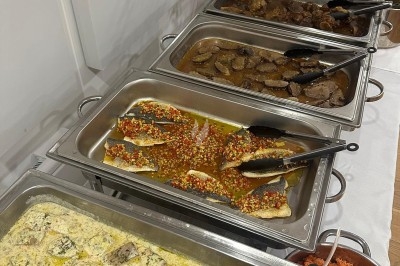 Miniature Traiteur Décines-Charpieu (Rhône) - Les Saveurs de Anna Traiteur #31 Assortiment de samoussas et verrines sucrées disposés sur une table lors d'un événement en intérieur.