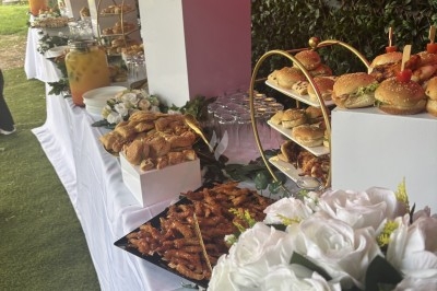 Miniature Traiteur Décines-Charpieu (Rhône) - Les Saveurs de Anna Traiteur #33 Assortiment de samoussas et verrines sucrées disposés sur une table lors d'un événement en intérieur.