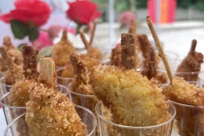 Miniature Traiteur Décines-Charpieu (Rhône) - Les Saveurs de Anna Traiteur #37 Assortiment de samoussas et verrines sucrées disposés sur une table lors d'un événement en intérieur.