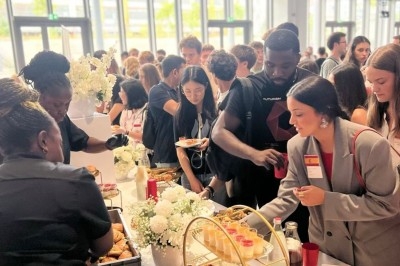 Miniature Traiteur Décines-Charpieu (Rhône) - Les Saveurs de Anna Traiteur #39 Assortiment de samoussas et verrines sucrées disposés sur une table lors d'un événement en intérieur.