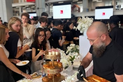 Miniature Traiteur Décines-Charpieu (Rhône) - Les Saveurs de Anna Traiteur #40 Assortiment de samoussas et verrines sucrées disposés sur une table lors d'un événement en intérieur.
