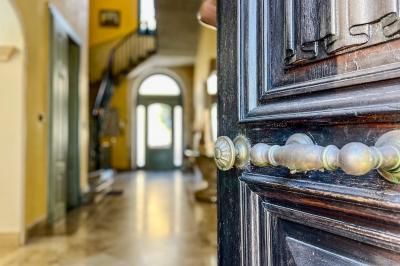 Salle de conférence lumineuse avec rangées de chaises blanches, un pupitre et un micro au premier plan.