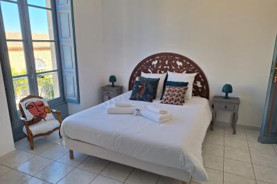 Salle de conférence lumineuse avec rangées de chaises blanches, un pupitre et un micro au premier plan.