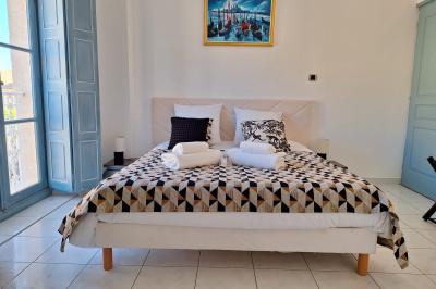 Salle de conférence lumineuse avec rangées de chaises blanches, un pupitre et un micro au premier plan.