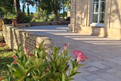 Salle de conférence lumineuse avec rangées de chaises blanches, un pupitre et un micro au premier plan.