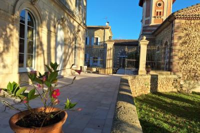 Salle de conférence lumineuse avec rangées de chaises blanches, un pupitre et un micro au premier plan.