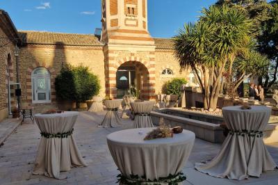 Salle de conférence lumineuse avec rangées de chaises blanches, un pupitre et un micro au premier plan.