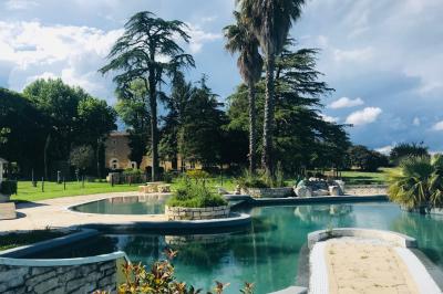 Salle de conférence lumineuse avec rangées de chaises blanches, un pupitre et un micro au premier plan.