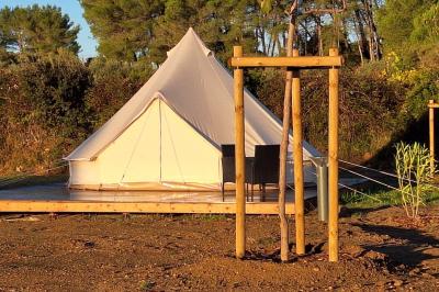 Salle de conférence lumineuse avec rangées de chaises blanches, un pupitre et un micro au premier plan.