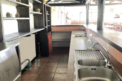 Miniature Location salle Saintes-Maries-de-la-Mer (Bouches-du-Rhône) - Manade Bec #35 Deux chevaux blancs derrière une clôture en bois, entourés d'herbes hautes sous un ciel bleu.