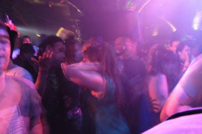 Miniature DJ Combourg (Ille-et-Vilaine) - Les Dj de l'Ouest #4 Groupe de personnes dansant sous des lumières colorées dans une ambiance festive.