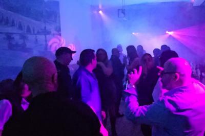 Miniature DJ Combourg (Ille-et-Vilaine) - Les Dj de l'Ouest #5 Groupe de personnes dansant sous des lumières colorées dans une ambiance festive.