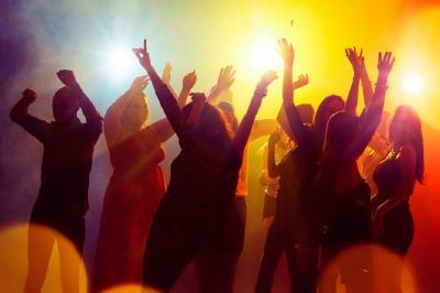 Miniature DJ Combourg (Ille-et-Vilaine) - Les Dj de l'Ouest #6 Groupe de personnes dansant sous des lumières colorées dans une ambiance festive.