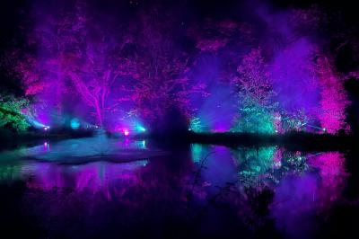 Stand d'exposition présentant des produits en béton, avec écrans, échantillons et décorations sur des tables.