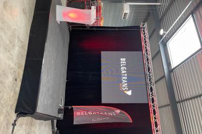 Stand d'exposition présentant des produits en béton, avec écrans, échantillons et décorations sur des tables.