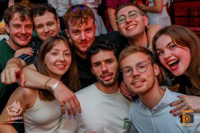Miniature Location salle Lille (Nord) - La Boucherie Discothèque #22 Un homme souriant avec des lunettes de soleil pose avec une femme dans un environnement festif et animé.
