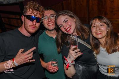Miniature Location salle Lille (Nord) - La Boucherie Discothèque #24 Un homme souriant avec des lunettes de soleil pose avec une femme dans un environnement festif et animé.