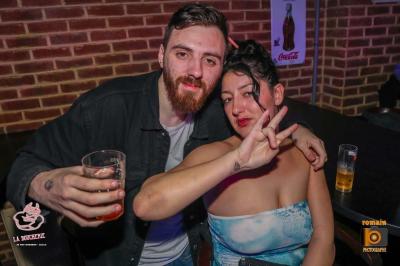 Miniature Location salle Lille (Nord) - La Boucherie Discothèque #31 Un homme souriant avec des lunettes de soleil pose avec une femme dans un environnement festif et animé.