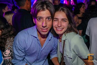 Miniature Location salle Lille (Nord) - La Boucherie Discothèque #33 Un homme souriant avec des lunettes de soleil pose avec une femme dans un environnement festif et animé.