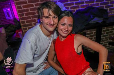Miniature Location salle Lille (Nord) - La Boucherie Discothèque #34 Un homme souriant avec des lunettes de soleil pose avec une femme dans un environnement festif et animé.