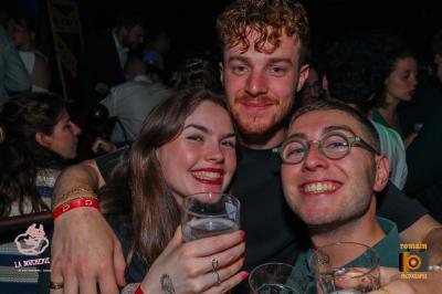 Miniature Location salle Lille (Nord) - La Boucherie Discothèque #39 Un homme souriant avec des lunettes de soleil pose avec une femme dans un environnement festif et animé.