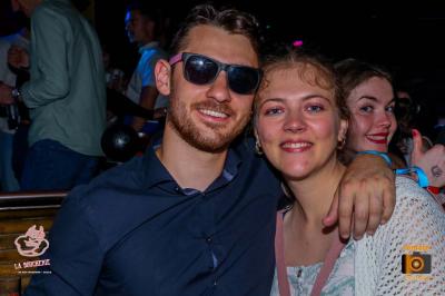 Miniature Location salle Lille (Nord) - La Boucherie Discothèque #40 Un homme souriant avec des lunettes de soleil pose avec une femme dans un environnement festif et animé.