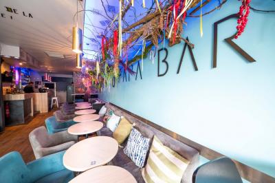 Miniature Location salle Lille (Nord) - O Papa Bar #6 Terrasse vide avec tables et chaises noires sur une rue pavée, devant des façades de cafés et restaurants.