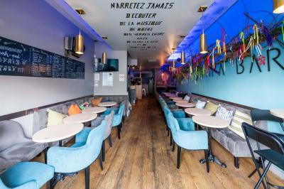 Miniature Location salle Lille (Nord) - O Papa Bar #7 Terrasse vide avec tables et chaises noires sur une rue pavée, devant des façades de cafés et restaurants.