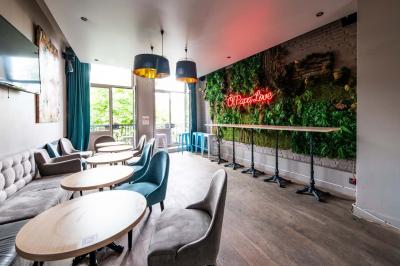 Miniature Location salle Lille (Nord) - O Papa Bar #10 Terrasse vide avec tables et chaises noires sur une rue pavée, devant des façades de cafés et restaurants.