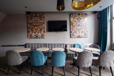 Miniature Location salle Lille (Nord) - O Papa Bar #11 Terrasse vide avec tables et chaises noires sur une rue pavée, devant des façades de cafés et restaurants.