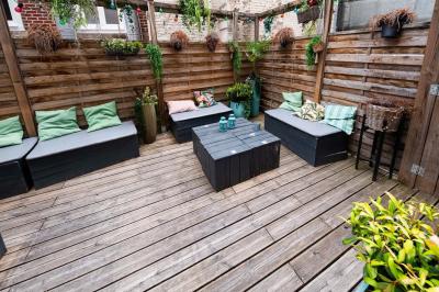 Miniature Location salle Lille (Nord) - O Papa Bar #13 Terrasse vide avec tables et chaises noires sur une rue pavée, devant des façades de cafés et restaurants.