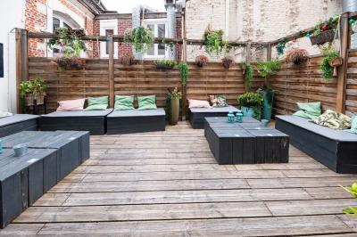 Miniature Location salle Lille (Nord) - O Papa Bar #4 Terrasse vide avec tables et chaises noires sur une rue pavée, devant des façades de cafés et restaurants.