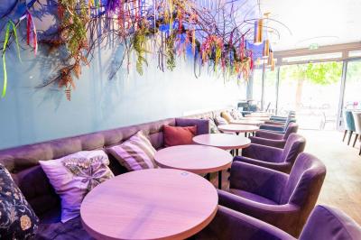 Miniature Location salle Lille (Nord) - O Papa Bar #15 Terrasse vide avec tables et chaises noires sur une rue pavée, devant des façades de cafés et restaurants.