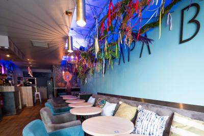 Miniature Location salle Lille (Nord) - O Papa Bar #16 Terrasse vide avec tables et chaises noires sur une rue pavée, devant des façades de cafés et restaurants.